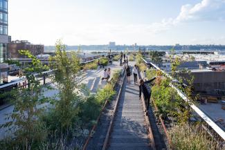 The most recently opened section, the “Rail Yards“ is named after the railway yard which still dominates this area. Source: Iwan Baan People walking and balancing on railways